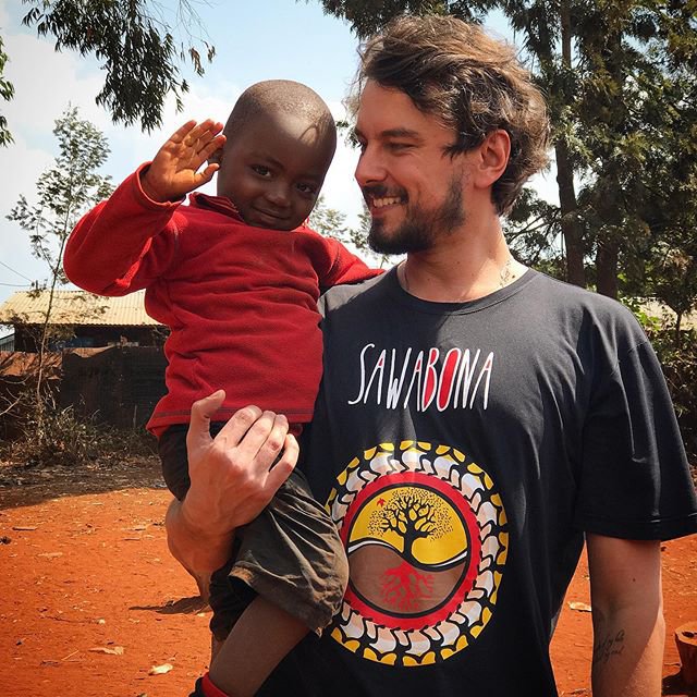 Dentiste avec un enfant en Afrique