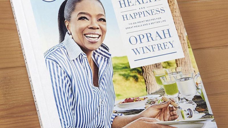 Oprah Winfrey dévoile sa première couverture de livre de cuisine : "C'est l'histoire de ma vie racontée à travers la nourriture"